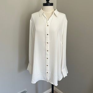 Stunning cream blouse with beautiful back pleats from Chico’s. Size 3